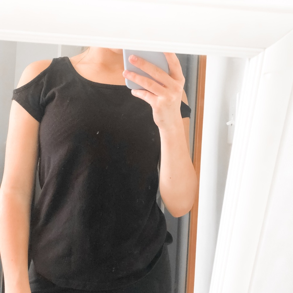Open shoulder tee